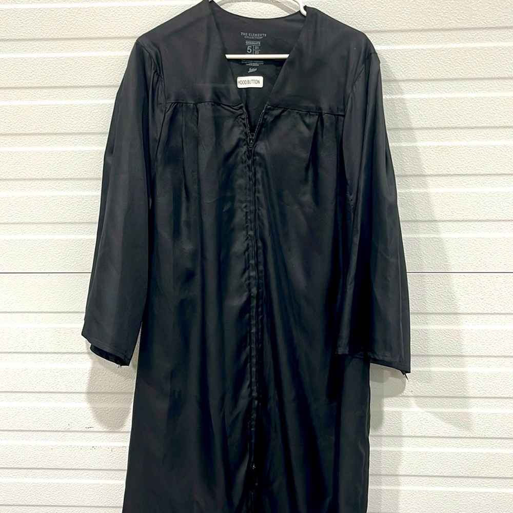 Graduation gown. The Elements Collection size 5 graduate gown. Black